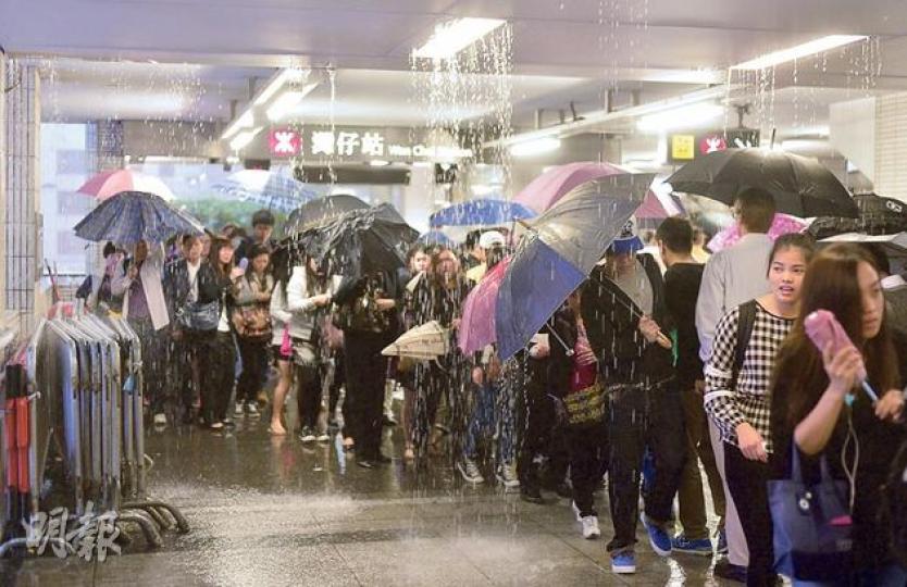 經歷前晚的黑色暴雨後，市民昨晨在黃雨下上班，其中灣仔港鐵站通往入境大樓的行人天橋一度因大雨而「漏水」，市民過天橋時也要撐傘避雨，頗為狼狽。（余俊亮攝） 昨晨7時許，青衣路一個貨櫃場內的貨櫃被吹塌，壓向旁邊一排6部、仍貼上車套的福士新私家車，部分車頂壓至凹陷損毁，幸無人受傷。（林智傑攝） （明報製圖）