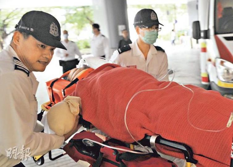 私家車司機右臂甩掉，救護員將其傷口包紮及止血。（林智傑攝） 救護員用膠袋將傷者的斷臂送院做接駁手術。（林智傑攝）