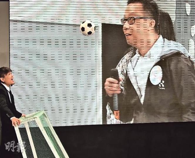 《頭條新聞》今年25年，港視主席王維基（右）現身為節目錄影，同主持玩「射龍門」，佢一射波，主持人（左）就「搬龍門」，諷刺政府被轟電視發牌「搬龍門」。（盧翊銘攝） 呢排香港法治畀人話受衝擊，《頭條新聞》拎個假髮出嚟，包括法官假髮、五顏六色嘅「人大釋『法』」（右，曾志豪手持）等，叫余若薇（中）揀到底「法治」、「人大釋法」定係「一男子」大。余無正面答，但就話香港法治愈來愈倒退。（盧翊銘攝）