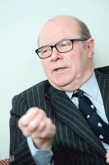 劍橋法律學者Christopher Forsyth，經常來港就司法覆核制度向公務員授課。他說不認識社民連梁國雄，但對這名「司法覆核王」不陌生，形容長毛經常提出重要論點，「對香港司法覆核制度有顯著貢獻」。（胡景禧攝）
