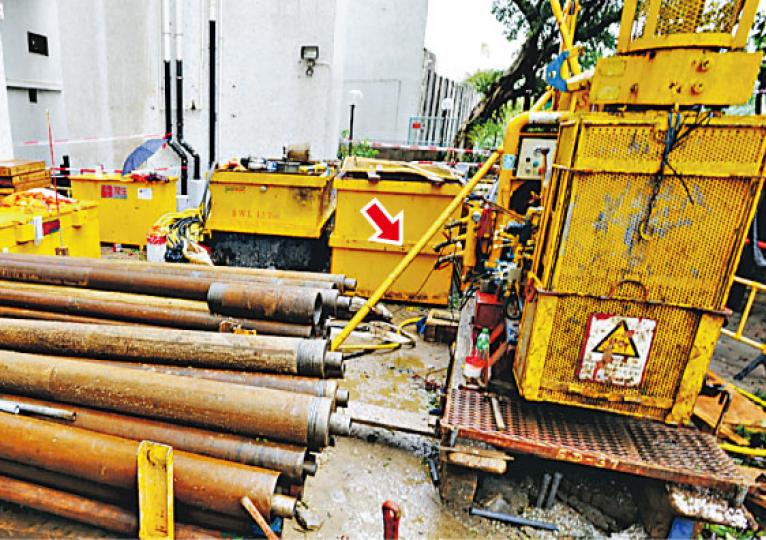 黃大仙翠竹花園一個港鐵地盤發生奪命工業意外，一名男工被探土機8米長的鐵棒組件擊中下顎身亡。箭嘴所指為疑似擊斃工人的鐵棒組件。（衛永康攝）