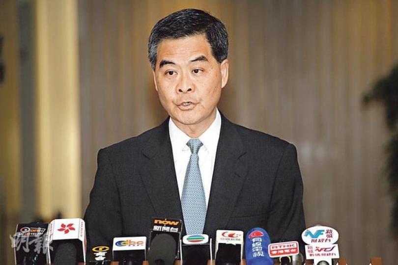 特首梁振英昨出席行政會議前表示,「港人港地」是樓市過熱時才會用,而現時樓市已經不存在過熱情况,甚至有樓價回落的迹象。(李紹昌攝) 特首梁振英昨出席行政會議前表示,「港人港地」是樓市過熱時才會用,而現時樓市已經不存在過熱情况,甚至有樓價回落的迹象。(李紹昌攝)