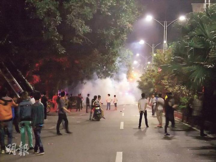 昨日凌晨零時30分許，警方在人民南路施放多枚催淚彈驅散人群。（明報記者攝）民眾示威過後，昨日有大批武警於市政中心外廣場巡邏。（明報記者攝）