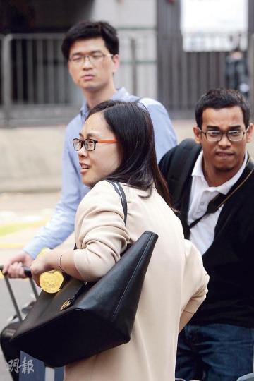 內地客李小姐（前）上周與友人（後）來港旅遊，因其他酒店爆滿，故入住衛蘭軒一晚，房租逾1500元。她說，衛蘭軒房租與其他同區酒店相若，但對於酒店應是非牟利則甚感意外，「房租這麼貴，沒有可能是非牟利的」。（郭慶輝攝）來自河南的劉先生上周來港公幹，由友人安排代訂入住衛蘭軒一晚，房租千多元。對於酒店應是非牟利，他感到愕然，表示不知道酒店是由循道衛理聯合教會擁有。（郭慶輝攝）