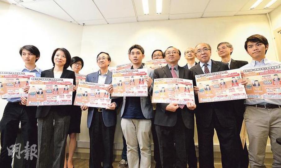 一班大專學者昨共同提出特首普選方案，建議將「公民推薦」定為法定程序，以產生特首「參選人」，再經提委會1/8提名即可出閘成為候選人。圖為學者昨舉行記者會，手持方案的宣傳單張拍照。（盧翊銘攝）