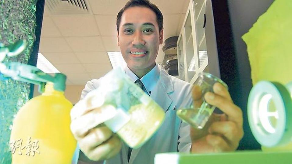 教院科學與環境學系副教授周卓輝指出，磨碎廢塑膠（周的右手上）後，加入酸性物質及催化劑，放入載有水及雙氧水的容器中，混合物會分解成有機燃料；若以光照混合物，則會分解成二氧化碳。（廖穎琪攝）
