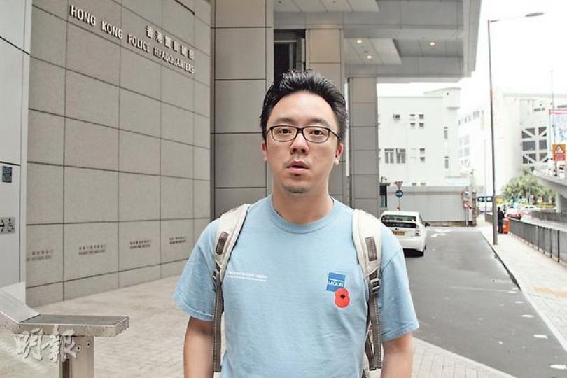 「港人自決藍色起義」成員鍾健平昨到灣仔警署投案。（林俊源攝）