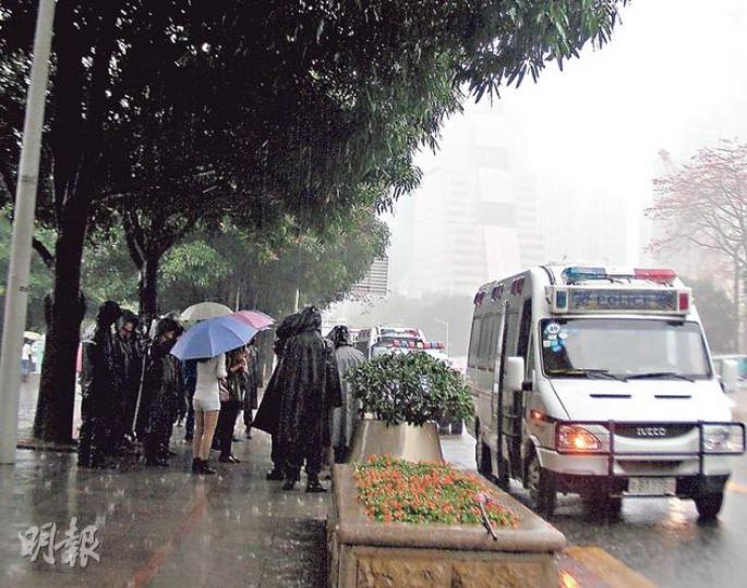 昨日在深圳羅湖鄧小平像附近的深南路上，停泊着多輛公安車輛。及後公安將近30名撐茂名市民反對PX項目的示威者帶走。（明報記者攝）
