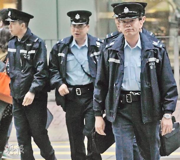 政府建議新入職紀律部隊退休年齡由55歲延至57歲,每年通過評核最高可達60歲。現時政府為公務員公積金供款遠較私人市場高,年資30年或以上可達25%,紀律部隊更達基本薪金27.5%,一旦落實計劃,退休紀律部隊人員將取得可觀款項。(李紹昌攝) 政府建議新入職紀律部隊退休年齡由55歲延至57歲,每年通過評核最高可達60歲。現時政府為公務員公積金供款遠較私人市場高,年資30年或以上可達25%,紀律部隊更達基本薪金27.5%,一旦落實計劃,退休紀律部隊人員將取得可觀款項。(李紹昌攝)