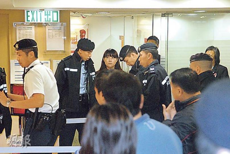 深水埗汝州街中信銀行（國際）櫃台女職員向警方交代事發經過。（楊德銘攝）
