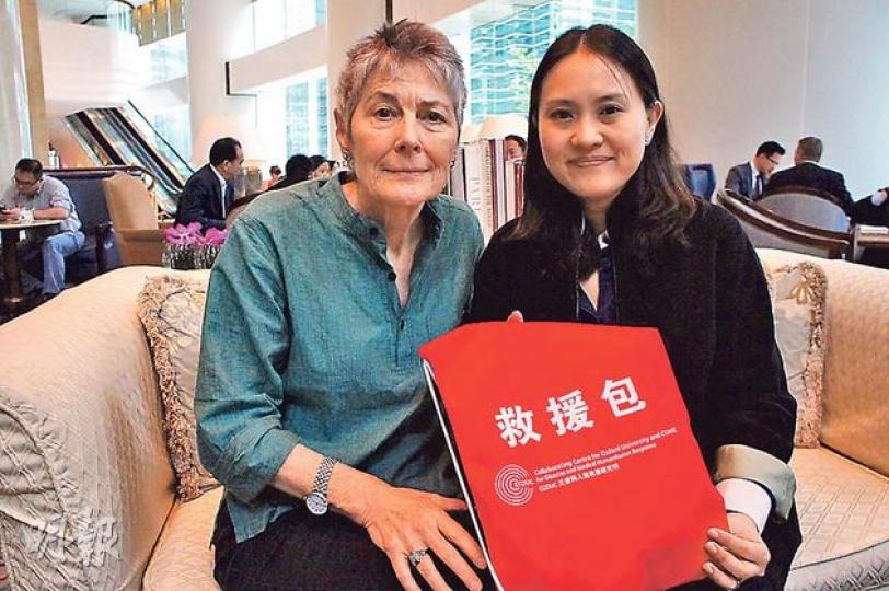 中大CCOUC災害與人道救援研究所所長陳英凝(右)說,計劃與美國哈佛合作在港設災難應變的培訓中心,培育人才參與天災救援。左為哈佛FXB衛生及人權中心總監Jennifer Leaning。(梁杏怡攝) 中大CCOUC災害與人道救援研究所所長陳英凝(右)說,計劃與美國哈佛合作在港設災難應變的培訓中心,培育人才參與天災救援。左為哈佛FXB衛生及人權中心總監Jennifer Leaning。(梁杏怡攝)