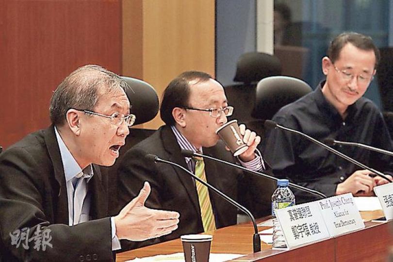 港大比較法與公法研究中心昨邀請特首普選方案倡議人介紹方案。真普聯召集人鄭宇碩（左）說，尊重大專學者團善意提出方案，但他質疑方案不能保證「公民推薦」參選人入閘競逐特首。學者團成員張達明（中）說，按過往特首選舉經驗，提委會八分之一門檻足以讓泛民出線參選特首。（郭慶輝攝）