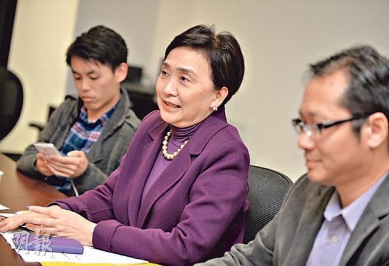 民主黨中委會昨晚通過派出兩名議員本月中赴上海，黨主席劉慧卿（中）相信兩人會講出市民對普選的心聲。左及右分別為副主席羅健熙及蔡耀昌。（盧翊銘攝）