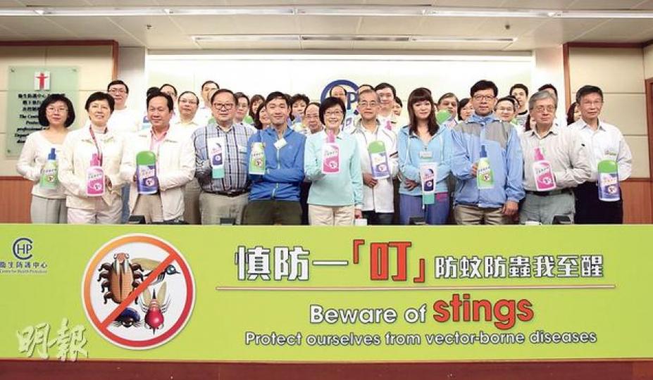 衛生署調查發現,五成人到熱帶或亞熱帶等受登革熱威脅的地區外遊時,無塗蚊怕水或蚊怕膏,署長陳漢儀(中,粉藍衣)提醒市民,外遊時應加強防蚊蟲,以減健康風險。(李澤彤攝) 衛生署調查發現,五成人到熱帶或亞熱帶等受登革熱威脅的地區外遊時,無塗蚊怕水或蚊怕膏,署長陳漢儀(中,粉藍衣)提醒市民,外遊時應加強防蚊蟲,以減健康風險。(李澤彤攝)