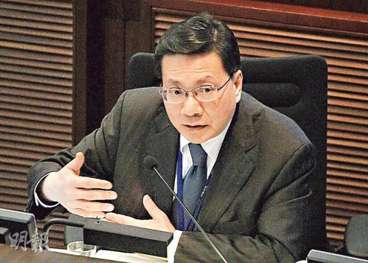 在立法會財委會特別會議上，議員批評港鐵嚴重擠迫，促政府介入處理。運輸及房屋局長張炳良（圖）稱知道社會對港鐵擠迫有強烈意見，已要求港鐵增加列車班次，但承認提升信號系統需要時間，短期內港鐵擠迫問題較難改善。（李紹昌攝）