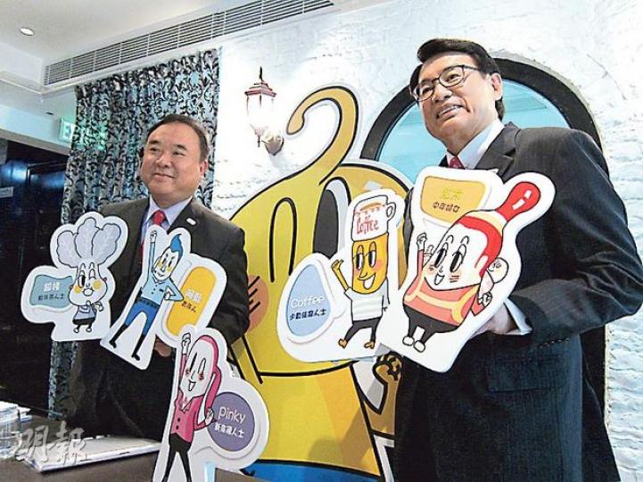 僱員再培訓局行政總監吳家光（左）表示，再培訓局會在今年9月起，推出專門為40歲或以上婦女而設，為期7至10日的職前訓練課程，行業會以飲食及零售為主。圖右為僱員再培訓局主席梁永祥。（錢瑋琪攝）
