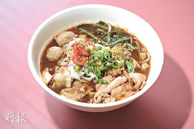 船民湯河 - 湯底正宗，用筒骨、香茅、南薑等廿多種材料熬製4至6小時，分牛肉及豬肉兩款，配上泰國金邊粉，極富泰國特色。（$68，泰讌）（陳淑安攝） 乾咖喱大蝦、安格斯牛扒 - 自家用南薑、香茅、乾葱等廿多款香料製成咖喱「膽」，用以香炒越南大頭蝦，蝦肉結實鮮甜，油香四溢。（前﹕乾咖喱大蝦 $108，後：安格斯牛扒，$108）（陳淑安攝） 香茅炸脆魚 - 將本地新鮮盲鰽魚油炸至金黃，蘸點用香茅、椰糖、魚露等東南亞食材製成的醬汁，魚肉滑溜且油脂豐腴。（$135）（陳淑安攝） 泰讌（陳淑安攝）