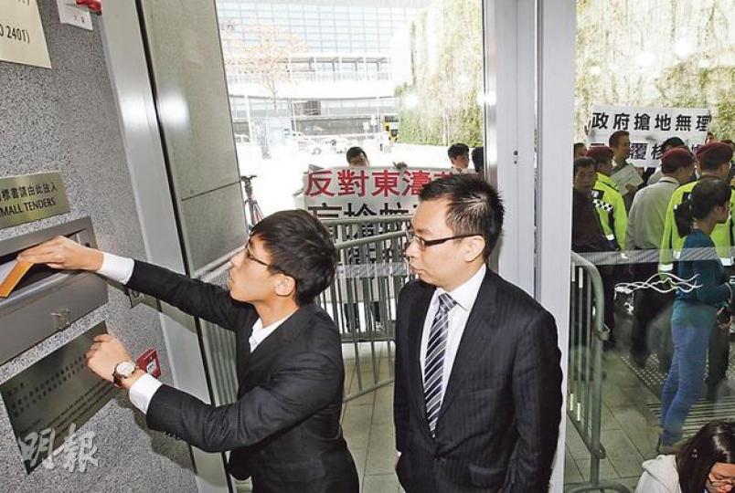 泛海昨派代表到場入標競投筲箕灣地皮，惟政府總部門外一批東濤苑居民及環保觸覺等人士，不滿該地興建屏風私樓，到現場反對。（李紹昌攝）受鄰近東濤苑居民反對發展住宅的筲箕灣愛勤道與愛德街交界地（紅框示），可建約4.6萬方呎，估值約2.77億至4.38億元，每呎約6000至9500元。環保觸覺稱，據東濤苑當年售樓資料，該地將興建社區設施。（劉焌陶攝）