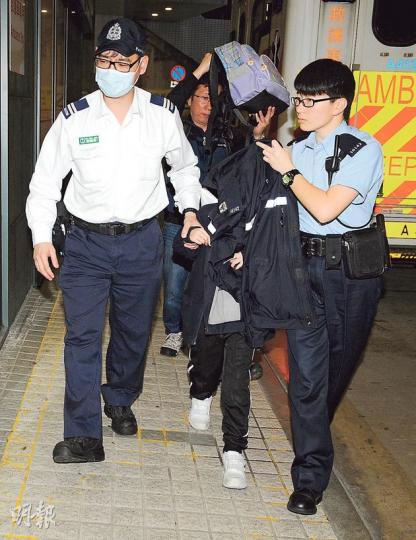 女童被帶署調查後，由男親友和警員陪同下，坐救護車送院驗傷。（蔡方山攝）