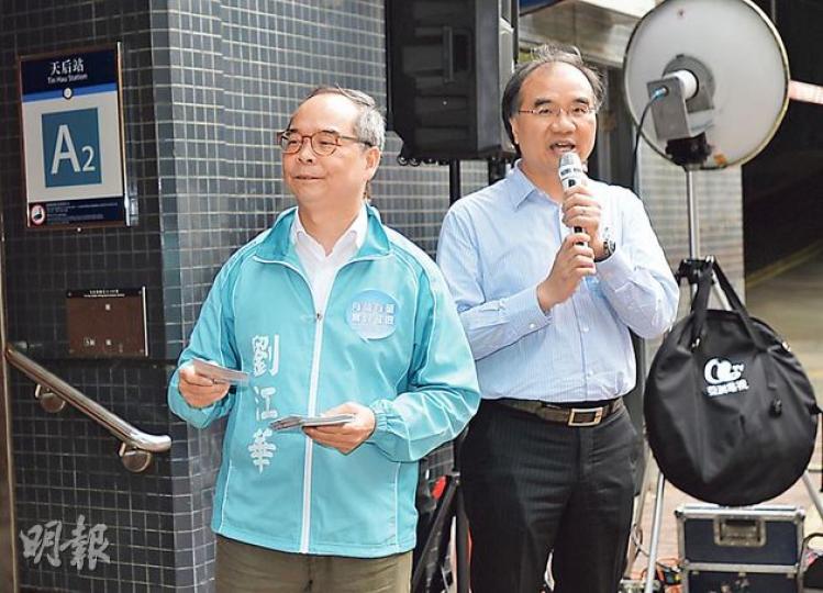 劉江華（左）噚日著住當年選舉嘅「戰衣」落區宣傳《基本法》，心口貼咗「有商有量、實現普選」貼紙，即刻由議員變身副局。而邱誠武（右）因太過投入派單張，畀大隊巴士賴低咗喺筲箕灣，但佢好醒目咁改搭港鐵去天后歸隊。（盧翊銘攝）