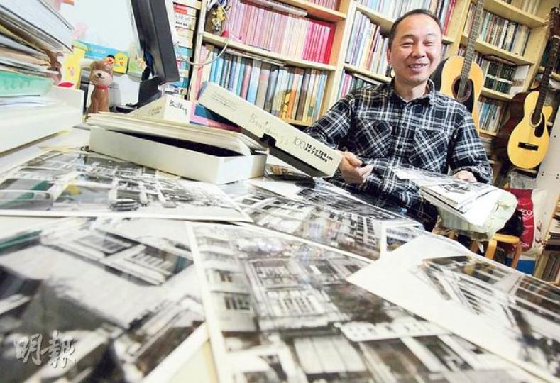 高添強翻開相片盒，盡是一張張黑白的戰前民居照片。他笑言在1990年代，走訪每一個香港街頭都像與時間競賽，因建築物不久就會拆卸。（李澤彤攝）