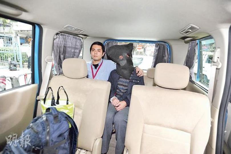 警員拘捕涉嫌干犯兩宗企圖行劫銀行的雙程證男子，正調查他來港還有否其他犯罪目的。（衛永康攝）