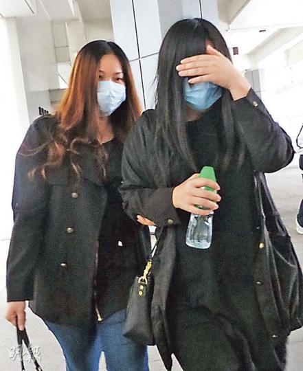控方昨傳召女事主的胞姊羅育君（右）出庭作供，她指案發前曾見過被告兩次，對他的印象為有禮貌。她又指據其了解，涉案兇器並非來自事主家中。（陳倢朗攝）