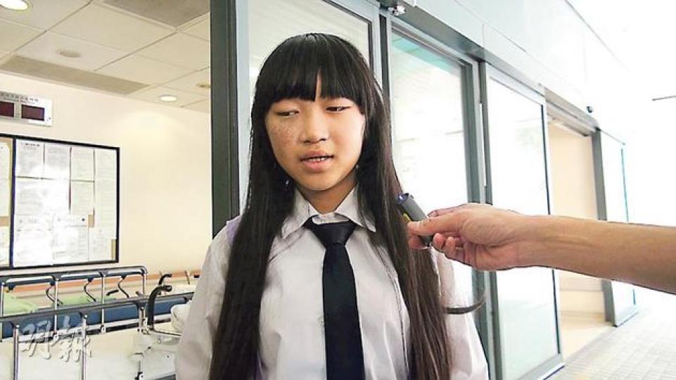 14歲細妹得悉家中失火後，不忘打好領帶才離家逃生，結果與家人失散，送院後才與家人聯絡。（林智傑攝）約200名白田邨居民在火警後疏散到地下暫避，火警於周末清晨發生，不少居民都只穿著睡衣拖鞋，慌忙逃生。（林智傑攝）