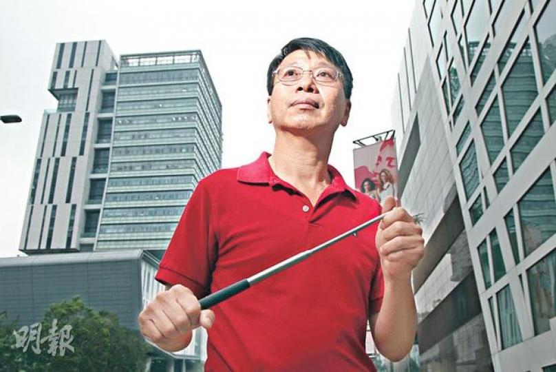 驗樓達人詹濟南（林俊源攝）詹sir背囊裏，總帶着一支長長的「驗樓棒」，只要把棒敲在牆上，靠聽聲音就能分辨牆壁是否空心。他說，這支棒，其實本來是一支旗杆。（林俊源攝）