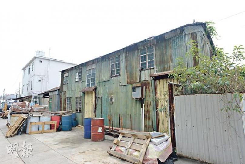 （陳淑安攝）（陳淑安攝）（陳淑安攝）（陳淑安攝）船廠（陳淑安攝）冰廠（陳淑安攝）工廠區（陳淑安攝）黃師傅的舖位，背後綠色的建築物，是黃師傅的家，他住地下，兩個女兒住樓上。（陳淑安攝）避風塘（陳嘉文攝）長洲打鐵黃師傅（陳淑安攝）（明報製圖）