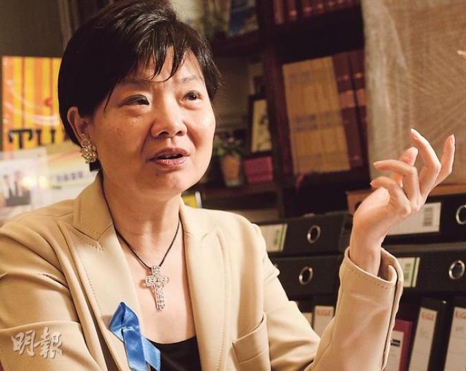 公民黨主席、資深大律師余若薇表示，現時有「太多人利用法律的名義去行不公義」，故需更多具備法律知識的人走出來，拆穿他們的西洋鏡。（劉焌陶攝）