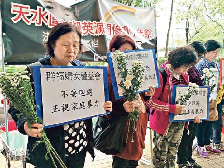 2004年天水圍滅門案,新移民妻子金淑英及兩女兒遭丈夫斬死,丈夫亦自殺亡,令人關注家暴問題,群福婦女權益會約10名成員昨手持白花為該慘案默哀1分鐘。(梁杏怡攝) 2004年天水圍滅門案,新移民妻子金淑英及兩女兒遭丈夫斬死,丈夫亦自殺亡,令人關注家暴問題,群福婦女權益會約10名成員昨手持白花為該慘案默哀1分鐘。(梁杏怡攝)