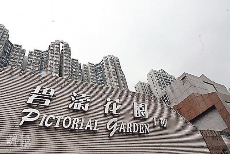沙田碧濤花園一名女住戶前晚發現10萬元首飾失竊，警方接報調查發現菲傭房中藏有典當票據，懷疑她盜去首飾典當，拘捕外傭。（丁灝嵐攝）