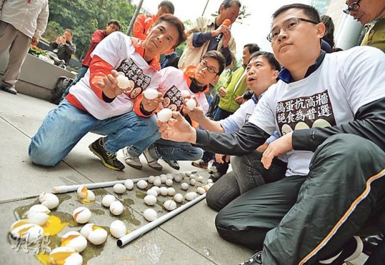 絕食四子郭紹傑(左起)、林祖明、胡志偉、尹兆堅噚日用雞蛋砌成路軌,將一石屎磗塊「運走」,代表雞蛋可抗高牆,結果蝦碌,石塊壓過後,唔少雞蛋「粉身碎骨」,但都有部分能抗高牆!(盧翊銘攝) 絕食四子郭紹傑(左起)、林祖明、胡志偉、尹兆堅噚日用雞蛋砌成路軌,將一石屎磗塊「運走」,代表雞蛋可抗高牆,結果蝦碌,石塊壓過後,唔少雞蛋「粉身碎骨」,但都有部分能抗高牆!(盧翊銘攝)