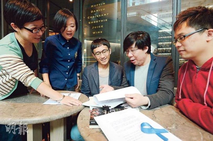 為表達對新聞及言論自由的關注,「劇場自由行動」成員陳國慧(左一)及馮程程(左二)早前聯同11名本地劇場編劇,包括鄧世昌(右三)、張飛帆(右二)及李智達(右一)等,以接龍方式聯手創作劇本,並於下周日(13日)在藝術中心門前以朗讀形式演出。(葉家豪攝) 為表達對新聞及言論自由的關注,「劇場自由行動」成員陳國慧(左一)及馮程程(左二)早前聯同11名本地劇場編劇,包括鄧世昌(右三)、張飛帆(右二)及李智達(右一)等,以接龍方式聯手創作劇本,並於下周日(13日)在藝術中心門前以朗讀形式演出。(葉家豪攝)
