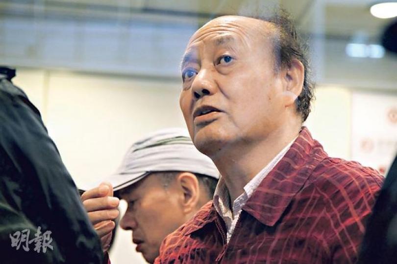 股民看法﹕一位常於北角銀行股票機打躉的資深股民認為,騰訊在上月初高見635元起已有不少基金開始散貨,現時散戶絕對不宜接貨。(林俊源攝)股民看法﹕余女士曾於30元時買入數千股騰訊,並在40元沽出,詎料及後股價愈升愈有。她指騰訊動輒數百元一股實在太貴,中間波幅起落太大。(林俊源攝) 股民看法﹕一位常於北角銀行股票機打躉的資深股民認為,騰訊在上月初高見635元起已有不少基金開始散貨,現時散戶絕對不宜接貨。(林俊源攝)股民看法﹕余女士曾於30元時買入數千股騰訊,並在40元沽出,詎料及後股價愈升愈有。她指騰訊動輒數百元一股實在太貴,中間波幅起落太大。(林俊源攝)