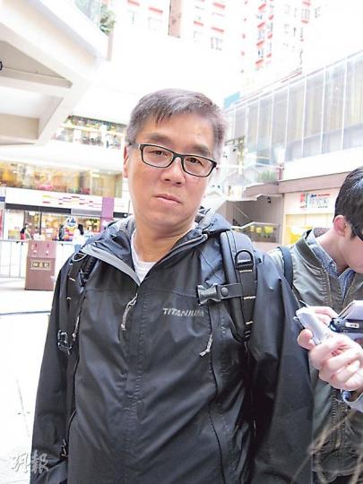 淘大花園住戶劉先生認為按袋按戶徵費,費用與棄置廢物量掛鈎,對住戶較公平。(馬耀森攝)淘大花園住戶譚小姐一家四口曾居美國,一向習慣垃圾分類,會支持徵費試驗,購買專用垃圾膠袋。(馬耀森攝) 淘大花園住戶劉先生認為按袋按戶徵費,費用與棄置廢物量掛鈎,對住戶較公平。(馬耀森攝)淘大花園住戶譚小姐一家四口曾居美國,一向習慣垃圾分類,會支持徵費試驗,購買專用垃圾膠袋。(馬耀森攝)