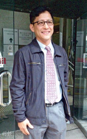 傳道人黃偉明獲判無罪後步出法院,面上掛着燦爛的笑容,不斷以「感謝主」回應記者提問。(羅慧茵攝) 傳道人黃偉明獲判無罪後步出法院,面上掛着燦爛的笑容,不斷以「感謝主」回應記者提問。(羅慧茵攝)