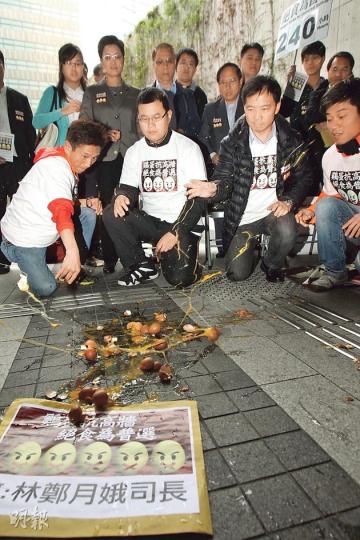 泛民同埋4名絕食者郭紹傑(前排左起)、尹兆堅、胡志偉、林祖明到達政總後,向請願信丟雞蛋,象徵絕食四子自殘爭取冇篩選普選,要求政務司長林鄭月娥聽民意。(林俊源攝) 泛民同埋4名絕食者郭紹傑(前排左起)、尹兆堅、胡志偉、林祖明到達政總後,向請願信丟雞蛋,象徵絕食四子自殘爭取冇篩選普選,要求政務司長林鄭月娥聽民意。(林俊源攝)