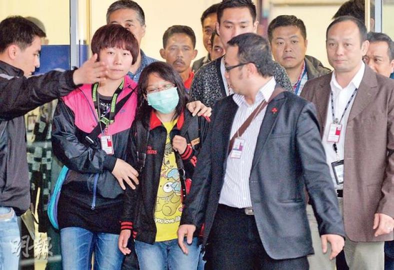 早前疑在港被僱主虐待印傭Erwiana(戴口罩者)昨抵港協助調查,在大批警員陪同下離開機場,右為此案主管觀塘警區刑事總督察鍾志明,Ewriana背後蓄鬍子男子為陪同她抵港的父親。(盧翊銘攝) 早前疑在港被僱主虐待印傭Erwiana(戴口罩者)昨抵港協助調查,在大批警員陪同下離開機場,右為此案主管觀塘警區刑事總督察鍾志明,Ewriana背後蓄鬍子男子為陪同她抵港的父親。(盧翊銘攝)