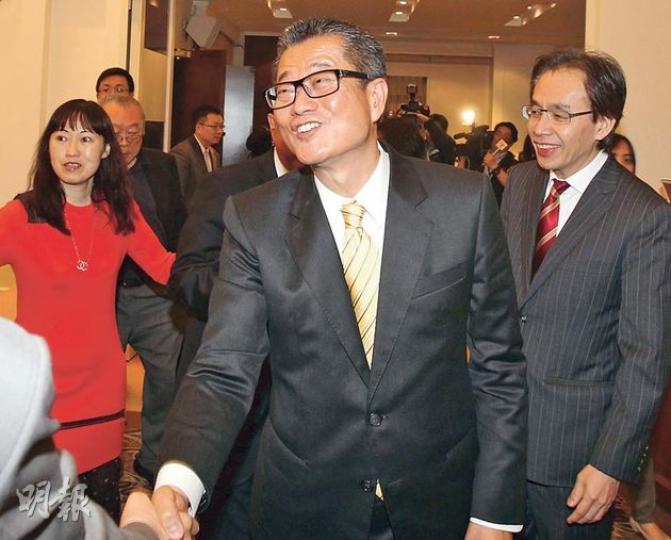 發展局長陳茂波昨出席中華總商會舉辦的講座,介紹政府增加土地供應的措施,他離開時並無回應記者問題。(林俊源攝) 發展局長陳茂波昨出席中華總商會舉辦的講座,介紹政府增加土地供應的措施,他離開時並無回應記者問題。(林俊源攝)