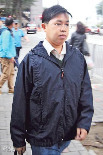 家住天水圍的男子伍凱威(圖),涉利用電郵恐嚇上市公司嘉華國際集團主席呂志和,昨由親友陪同到東區裁判法院應訊,離開時沒有回應記者提問。(黃建邦攝) 家住天水圍的男子伍凱威(圖),涉利用電郵恐嚇上市公司嘉華國際集團主席呂志和,昨由親友陪同到東區裁判法院應訊,離開時沒有回應記者提問。(黃建邦攝)