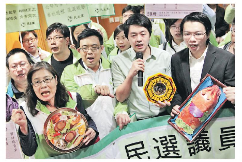 許智峯(前排右二)、涂謹申(前排右三)與多名民主黨區議員將請願信、紙製乳豬、盆菜、照妖鏡及「大吃大喝食盡基本法研討會菜單」等物品交予民政事務總署代表,諷刺建制派濫用區議會撥款。(李澤彤攝) 許智峯(前排右二)、涂謹申(前排右三)與多名民主黨區議員將請願信、紙製乳豬、盆菜、照妖鏡及「大吃大喝食盡基本法研討會菜單」等物品交予民政事務總署代表,諷刺建制派濫用區議會撥款。(李澤彤攝)