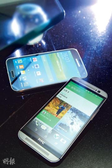 Samsung GALAXY S5(上)防塵防水,也備運動健康功能;HTC One(M8)(下)則以鏡頭取勝,搭載景深感應器,各有強項。(林俊源攝)S5加入iPhone 5s的指紋辨析功能,只須在Home鍵輕掃一下就能解鎖,或者用手機在網上付款時一掃即買。(林俊源攝)背殼用上仿皮設計。(林俊源攝)左起Gear 2 、Gear 2 Neo及Gear Fit,分別售$2498、$1898、$1698。(林俊源攝)鏡頭上方搭載景深感應器,拍照後可改變焦點。(林俊源攝)即場試用﹕左邊為一般拍照,右邊是將 Samsung GALAXY S5(上)防塵防水,也備運動健康功能;HTC One(M8)(下)則以鏡頭取勝,搭載景深感應器,各有強項。(林俊源攝)S5加入iPhone 5s的指紋辨析功能,只須在Home鍵輕掃一下就能解鎖,或者用手機在網上付款時一掃即買。(林俊源攝)背殼用上仿皮設計。(林俊源攝)左起Gear 2 、Gear 2 Neo及Gear Fit,分別售$2498、$1898、$1698。(林俊源攝)鏡頭上方搭載景深感應器,拍照後可改變焦點。(林俊源攝)即場試用﹕左邊為一般拍照,右邊是將
