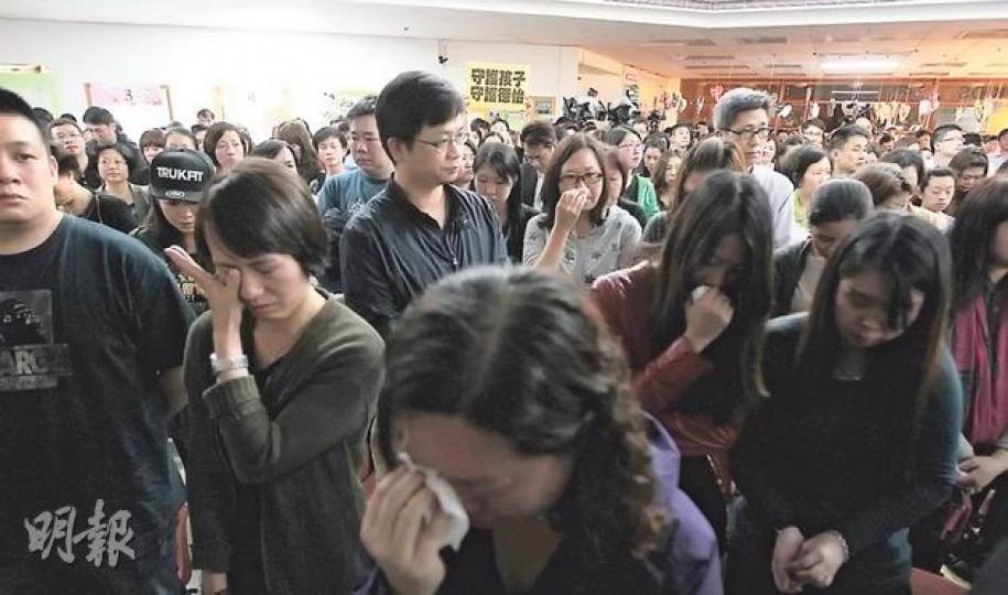 將結業的德怡中英文幼稚園首個家長會中,受影響學生家長,和不少已畢業舊生及舊生家長出席支持,高峰期一度約有700人,其間有家長因擔憂年幼子女「無書讀」而傷心流淚。(李澤彤攝)支持德怡的學生及家長在校門外高舉着燈手機叫口號,更有家長計劃發動「一人一信」行動,準備本周五交予單位業主「置富產業信託」的主要股東長實集團,以及教育局,希望德怡可繼續辦學。(李澤彤攝)因不獲續租需於8月停辦的天水圍嘉湖山莊德怡中英文幼稚園,昨日有人在學校門外掛起紅字橫額抗議。(伍浦鋒攝) 將結業的德怡中英文幼稚園首個家長會中,受影響學生家長,和不少已畢業舊生及舊生家長出席支持,高峰期一度約有700人,其間有家長因擔憂年幼子女「無書讀」而傷心流淚。(李澤彤攝)支持德怡的學生及家長在校門外高舉着燈手機叫口號,更有家長計劃發動「一人一信」行動,準備本周五交予單位業主「置富產業信託」的主要股東長實集團,以及教育局,希望德怡可繼續辦學。(李澤彤攝)因不獲續租需於8月停辦的天水圍嘉湖山莊德怡中英文幼稚園,昨日有人在學校門外掛起紅字橫額抗議。(伍浦鋒攝)