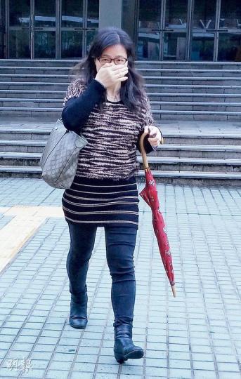 被告葉碧金(圖)涉襲擊菲傭Laucesta致其臉、頸受傷,她稱是家長教師會主席及校董,又曾助養兒童,力證自己品格良好。(田青青攝) 被告葉碧金(圖)涉襲擊菲傭Laucesta致其臉、頸受傷,她稱是家長教師會主席及校董,又曾助養兒童,力證自己品格良好。(田青青攝)