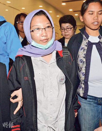 Erwiana(前)昨中午在朋友陪同下,到灣仔律師事務所諮詢律師意見,其間拉下口罩,臉露微笑。(鄧宗弘攝)有外傭團體昨早到印尼駐港總領事館門外請願,要求當局容許現時身處總領事館的Erwiana在外留宿。(鄧宗弘攝) Erwiana(前)昨中午在朋友陪同下,到灣仔律師事務所諮詢律師意見,其間拉下口罩,臉露微笑。(鄧宗弘攝)有外傭團體昨早到印尼駐港總領事館門外請願,要求當局容許現時身處總領事館的Erwiana在外留宿。(鄧宗弘攝)