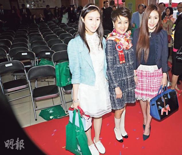 何超欣（左）與何超盈（右）親身支持媽咪梁安琪就職保良局主席。（攝影：梁迺楠）何超鳳為善最樂出任保良局總理。（攝影：梁迺楠）未知梁芷珊是否避談有關羅傑承的官司，故沒有接受訪問。（攝影：梁迺楠）蔡加敏支持媽咪蔡李惠莉任保良局副主席。（攝影：梁迺楠）