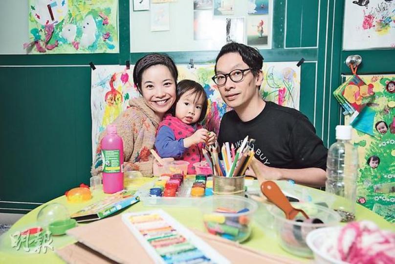 冰冰(左)家中有個小畫室,放滿各種繪畫用具,有時她和丈夫會在這裏跟女兒李澄即興創作,當中很多顏色筆都是由冰冰畫室的學生送贈。「原來有些學校規定學生,每年要買一盒新顏色筆,他們根本用不完,那不是太浪費了嗎?」(黃志東攝)小妮子閒來愛在家中天台牆壁塗鴉。冰冰利用用過的水樽蓋、膠湯盒,加點心思便可化身成為各種美術道具。(黃志東攝) 冰冰(左)家中有個小畫室,放滿各種繪畫用具,有時她和丈夫會在這裏跟女兒李澄即興創作,當中很多顏色筆都是由冰冰畫室的學生送贈。「原來有些學校規定學生,每年要買一盒新顏色筆,他們根本用不完,那不是太浪費了嗎?」(黃志東攝)小妮子閒來愛在家中天台牆壁塗鴉。冰冰利用用過的水樽蓋、膠湯盒,加點心思便可化身成為各種美術道具。(黃志東攝)