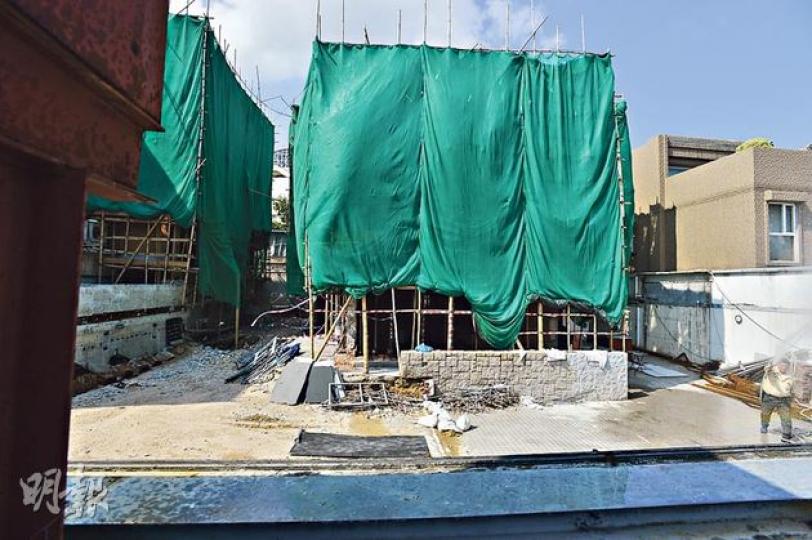 唐英年於2012年競選行政長官期間爆出僭建風波，被發現大宅泳池底有兩個「玻璃洞」，其後證實洞下為僭建地庫。大宅現時仍在進行修復，搭上棚架及以綠色保護網圍封，以往的巨型泳池亦已被水泥填滿。保安員見有記者拍攝，即射水驅趕（圖右下）。（鄧宗弘攝）